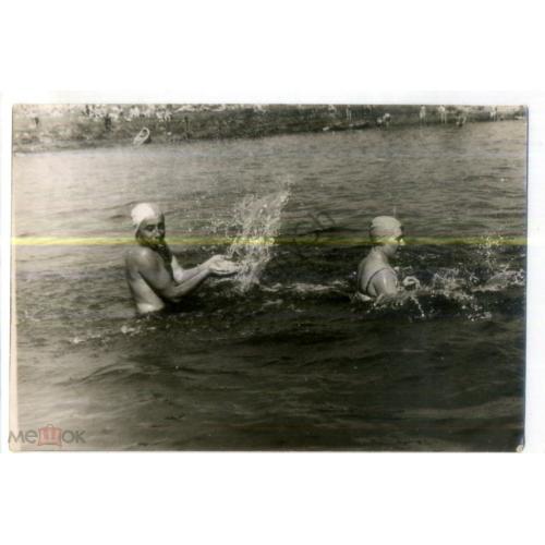 Море Обрызгал - мужчина и женщина в воде 10х14,7 см  / шапочка для плавания
