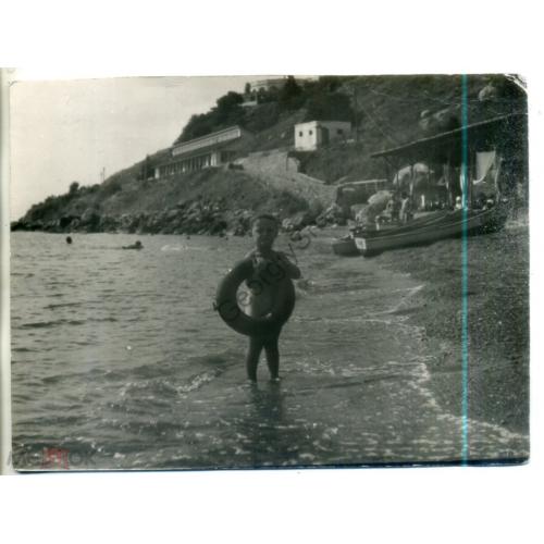 Море пляж Ребенок с надувным кругом Золотой мыс 1967 год 13,5х18 см  