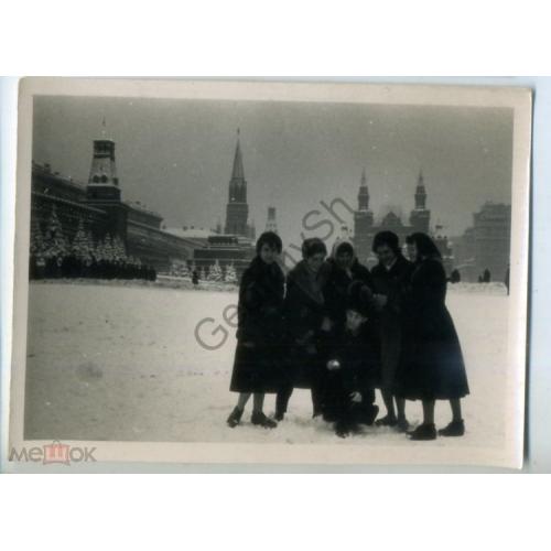 Москва Красная площадь зима Группа девушек 9х12 см  