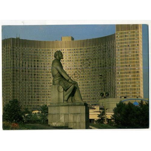 Москва Вид на гостиницу Космос и памятник К.Э. Циолковскому 1983 в8-1  