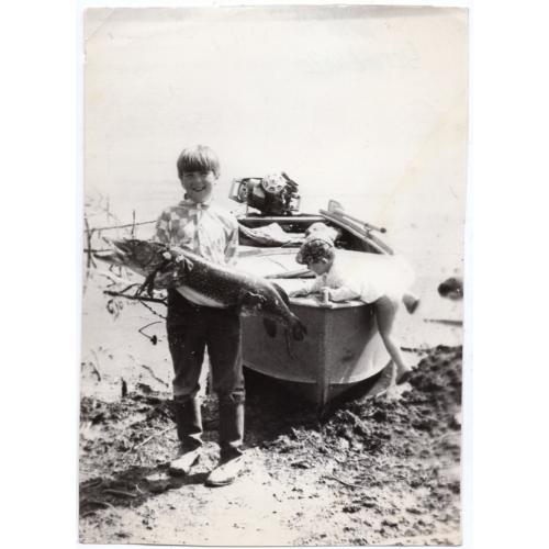 Моторный катер, дети, щука, рыбалка 10х14,5 см  Усть-Ичода 1980 год