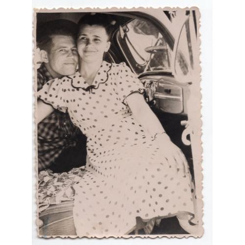 Мужчина и девушка в кабине автомобиля 8,5х11,5 см  1955 год