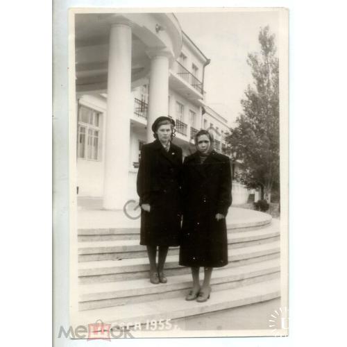 Одесса 1955 Две женщины на ступеньках санатория 2й корпус 8,3х12,4 см  