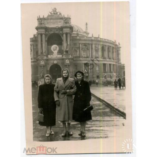Одесса 1956 Три женщины у оперного теара 9х13 см  