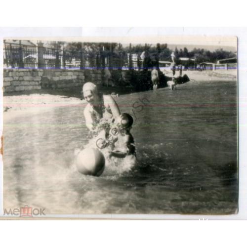 Отдых в СССР - море , пляж, игры в воде, купальник, мяч 9х12 см  
