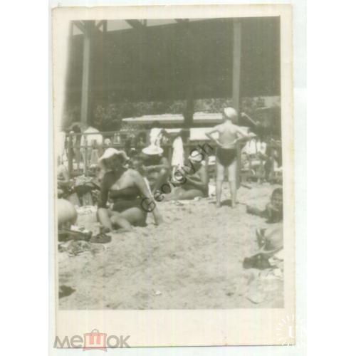 Отдых в СССР пляж, навес, отдыхающие, купальник, плавки, торс, полотенца 9х13 см  