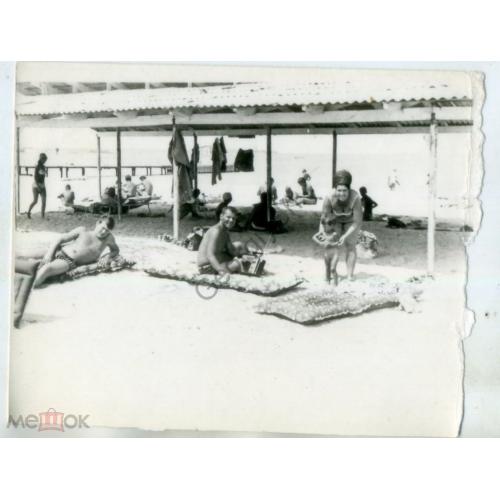  Отдых в СССР Юноша на пляже с радиоприемником 9,4х11,8 см купальник плавки торс, надувной матрас  