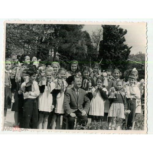 Пионеры участники кукольного спектакля с куклами в руках 05.1965 8,5х11 см  