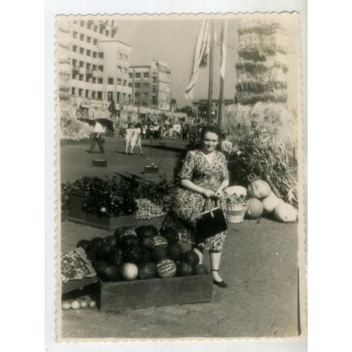 послевоенный Харьков Сельскохозяйственная ярмарка 8,8х11,5 см  где-то 1945-46 гг
