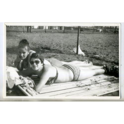 Поти Женщина и девочка на пляже на лежаках 9х13,5 см  август 1984 / купальник