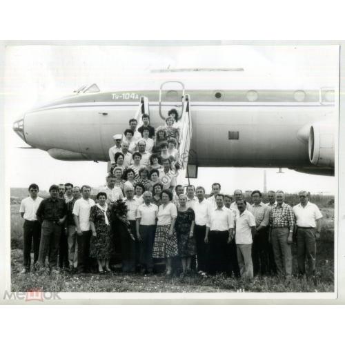     работники ХАЗа у самолета Ту-104А 12.06.1989 19х25 см  