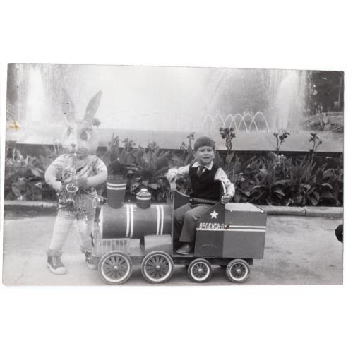 Ребенок на паровозике Орленок у фонтана -  9,5х15 см  аксессуары фотографа 