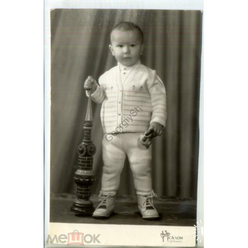 Ребенок с игрушечной башней 11,2х17,7 см Харьков фотосалон  / дети игрушка
