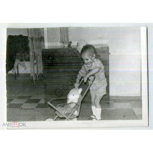 Ребенок с коляской и игрушечной лисой 8,5х12 см  