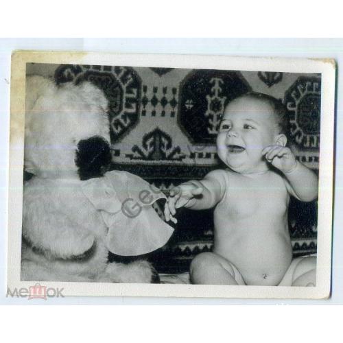  Ребенок с плюшевым мишкой 1973 год 9х12 см  