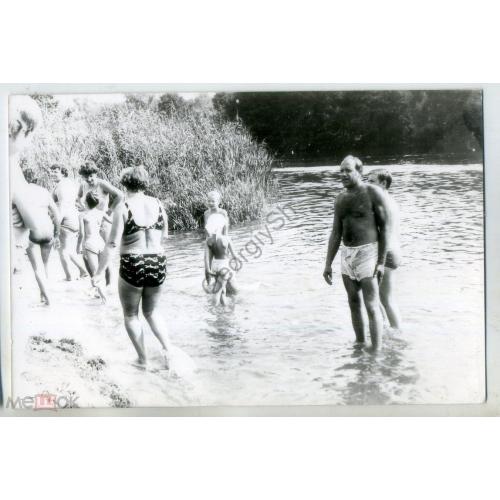 Речной пляж , купание - мужчина, женщина, дети 9х13,8 см  купальник , плавки , торс