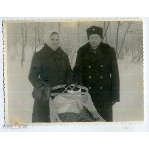 Санки-коляска СССР и железнодорожник в зимней форме 8,7х11,7 см 14.01.1954  