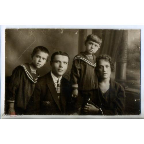 Семья, дети в матроссках - фоооткрытка фотоателье Харьков сентябрь 1927  