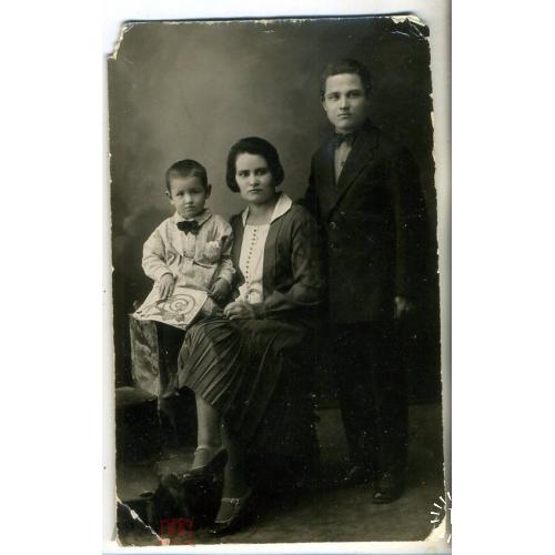 Семья с ребенком, в руках журнал Мурзилка 03.12.1927 Давлеканово 8,5х13,5 см  