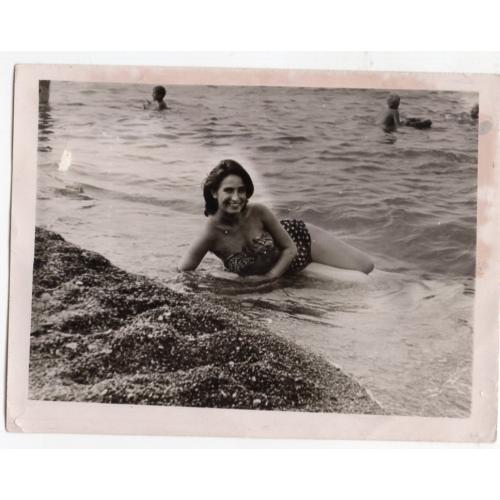 Сочи 1959 год Девушка в купальнике на пляже 9х12 см