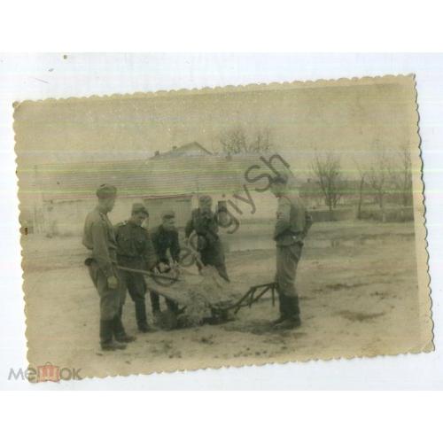 Солдаты грузят песок в тачку 1954 год 7,2х10,7 см  