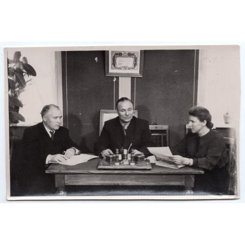 Совещание у начальник - интерьер, грамота / женская ИТК 11,3х17,2 см январь 1964
