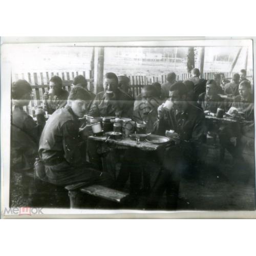 Советская армия - обед в летней столовой 10х14,8 см  