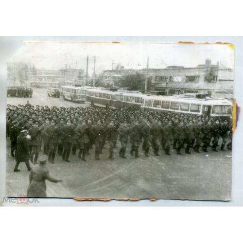 Советская Армия Репетиция парада на территории троллейбусного парка 12,3х17,7 см  
