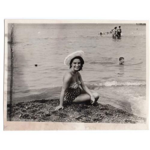 Сухуми 1959 год Девушка в купальнике на пляже 8,8х11,7 см