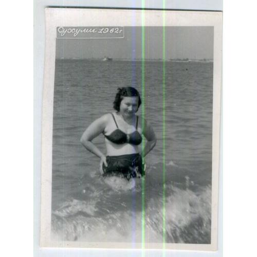 Сухуми 1962 женщина в море 9х12 см / купальник