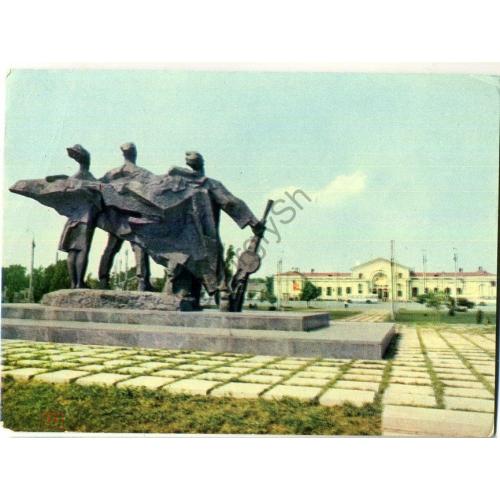 Сумы Монумент партизанской Славы на привокзальной площади 1968  