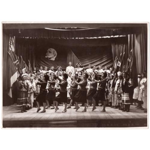 Театральное представление 50 лет Октября в женской ИТК подборка 7 фотографий / национальные костюмы
