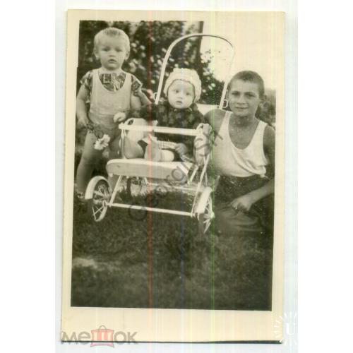 Три ребенка с коляской 8,5х12,7 см  1964 год