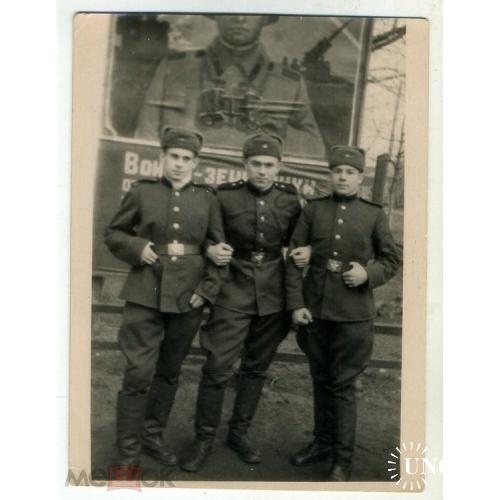 Три солдата под плакатом - зенитчики 9х12 см  