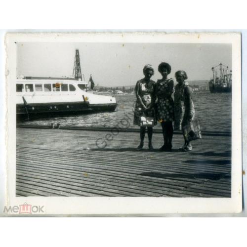 Три женщины на фоне морского порта 9х12 см  корабль катер