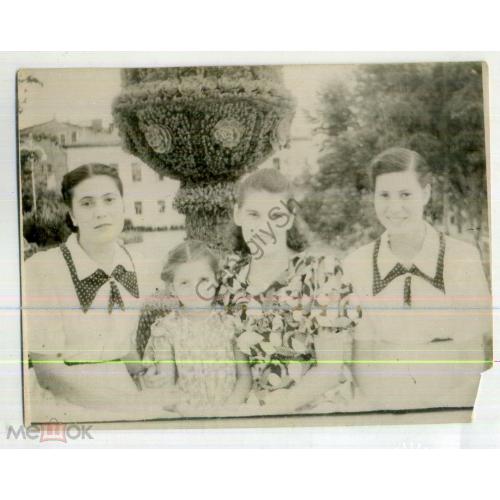 Три женщины с девочкой перед цветочной клумбой 9х12 см  