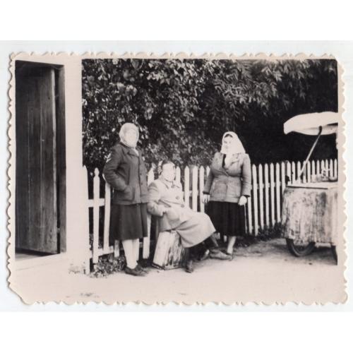 Три женщины у лотка Соки-Воды 9х11,5 см 