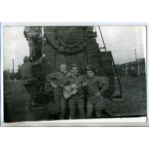 Трое военных  с гитарой перед паровозом 10х15см  