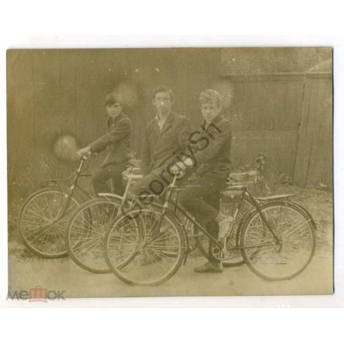 Трое велосипедистов, велосипед с багажником 9х11,8 см  