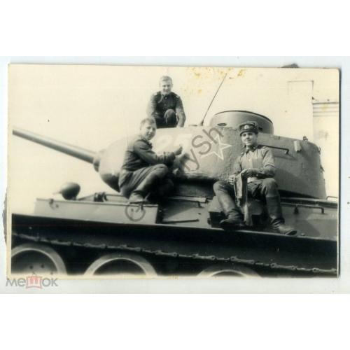 Трое военных на танке Т-34 с бортовым номером 8х12,5 см  