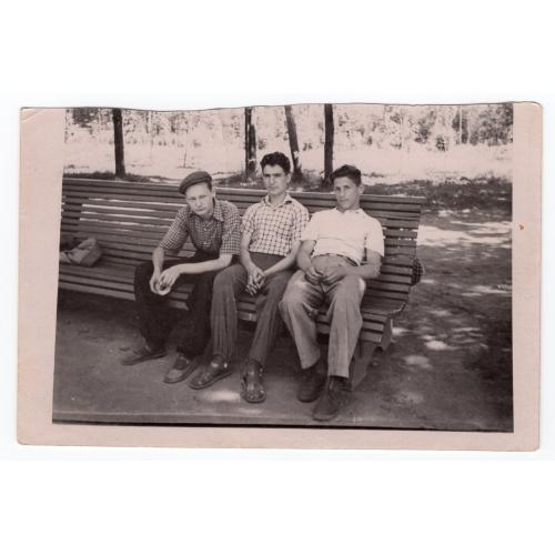 Трое юношей на скамейке 8,5х13 см  