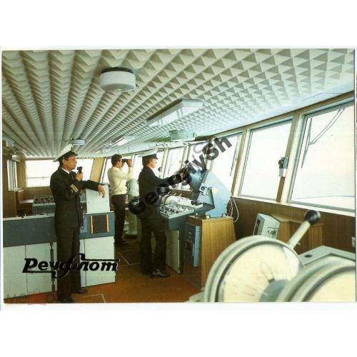 В капитанской рубке теплохода 1985 фото Полякова  / флот