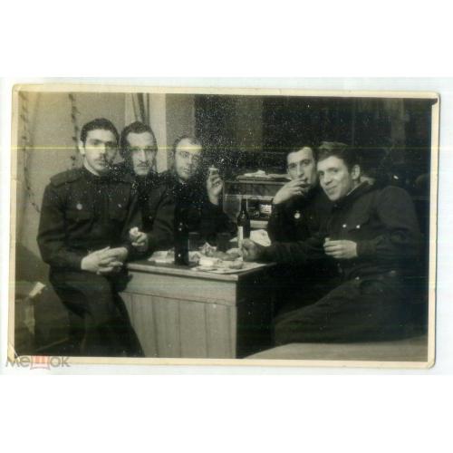 Вечеринка солдат в Красном уголке , радиола , бутылки 8,5х13.5  см  
