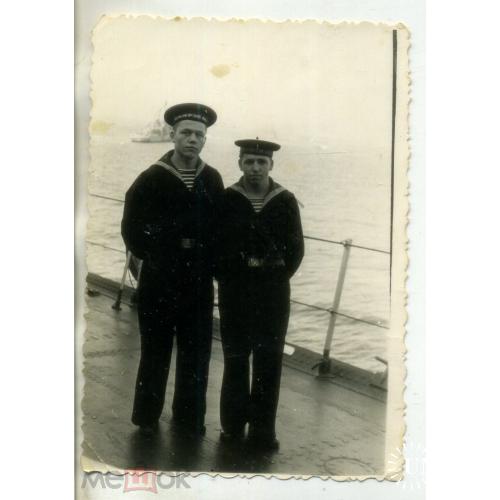 ВМФ СССР Черноморский флот Два матроса на палубе ( сзади виден корабль ) 8х11.5 см  