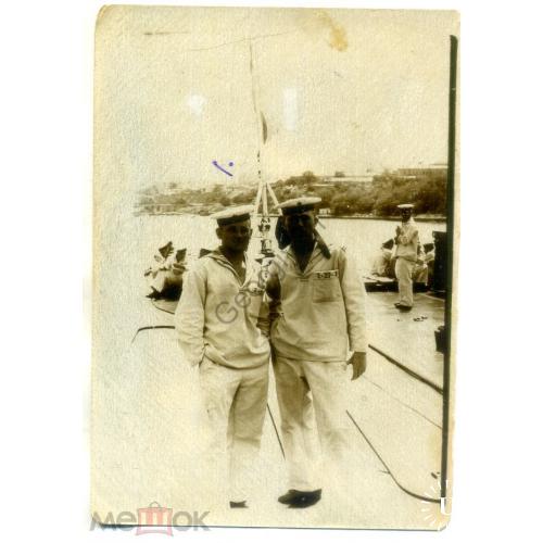 ВМФ СССР Два матроса в рабочих робах на палубе корабля 9х13 см  