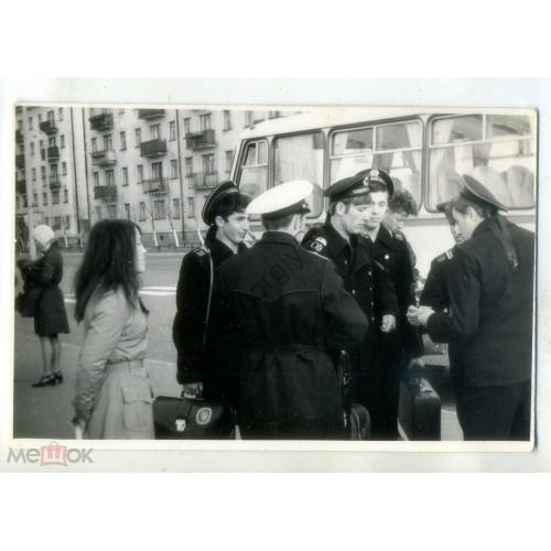 ВМФ СССР моряки у автобуса - бескозырки, форма Северный флот 8,5х13 см  
