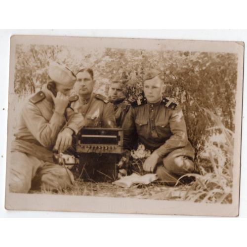 Военные с полевой радиостанцией 9х12 см  