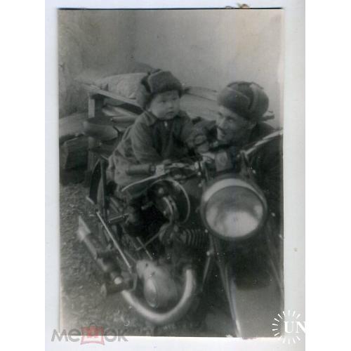 Военный с ребенком у мотоцикла 7,8х11,5 см  