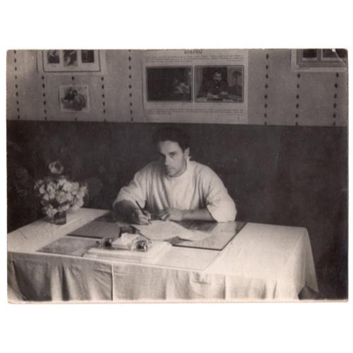 Врач в кабинете за столом 20.07.1952 9х12 см  / медицина Сталин