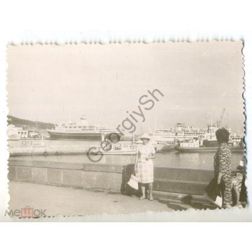 Ялта 1965 Женщина на фоне порта 8х11,5 см  корабль теплоход флот